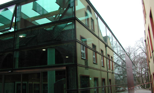 Neubau Schildkrötenbecken, Hängende Holz-Glas-Fassade