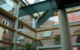 Neubau Schildkrötenbecken, Hängende Holz-Glas-Fassade
